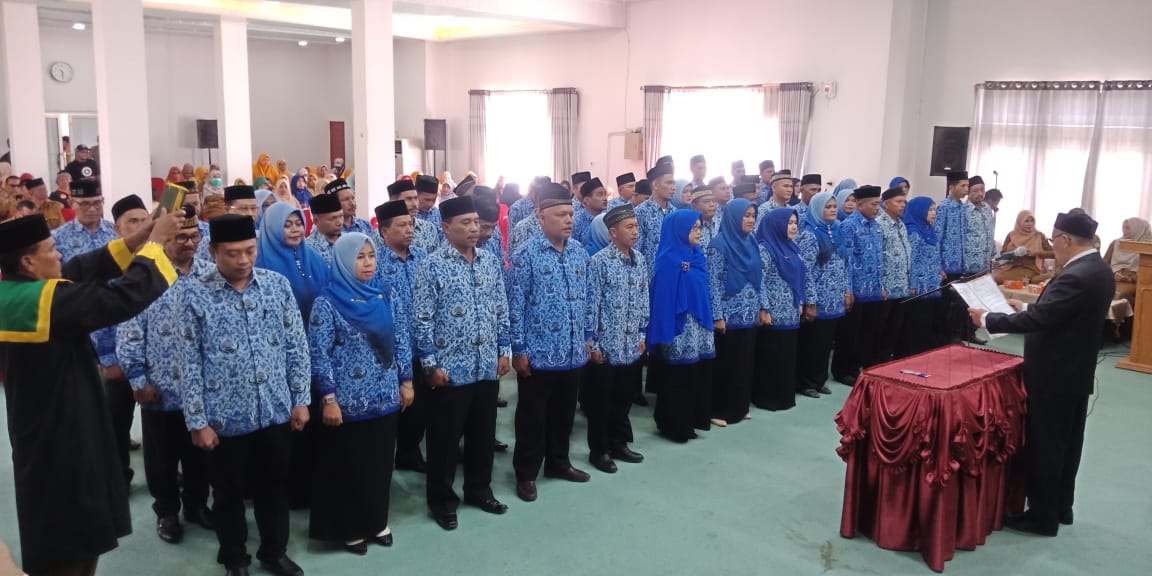 Lantik 58 Kepala SMP, Ini Pesan Asisten II Aceh Timur