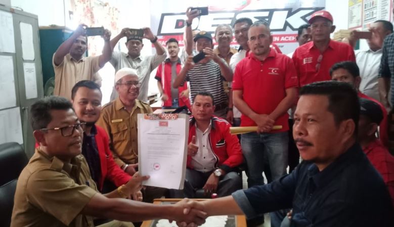 Plt Ketua DPW-PA Aceh Timur Serahkan SK yang Diteken Mualem ke Kesbangpol