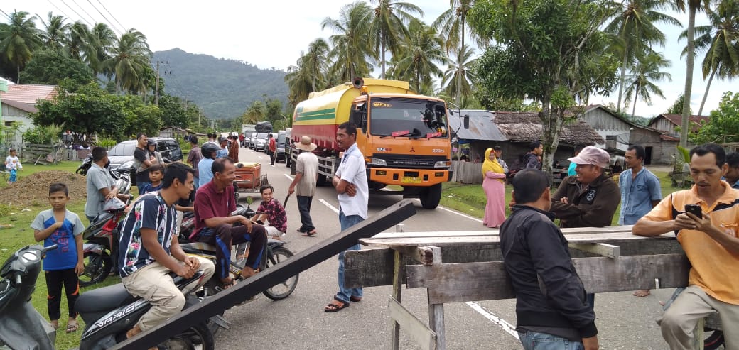 Kesal, Korban Abrasi di Aceh Selatan Blokir Jalan Nasional