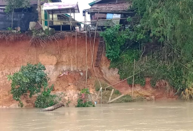 Menunggu Hanyut Akibat Erosi