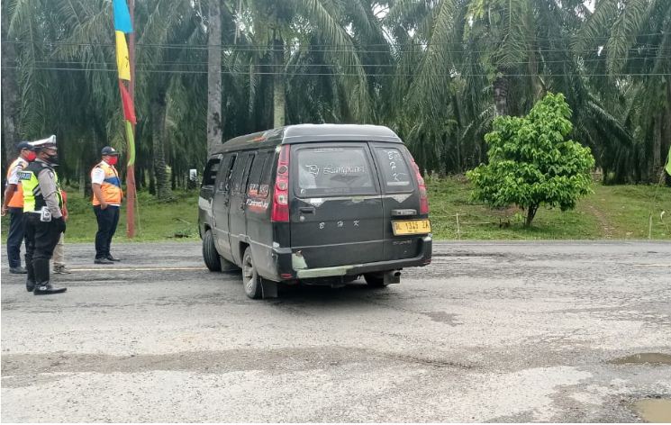 Puluhan Angkutan Umum dan Pemudik Dipaksa Putar Balik di Pos Perbatasan Aceh-Sumut