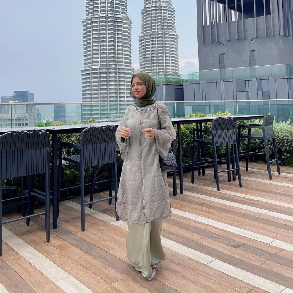 Inspirasi Kebaya Modern Hijab Warna Sage Green untuk Kondangan